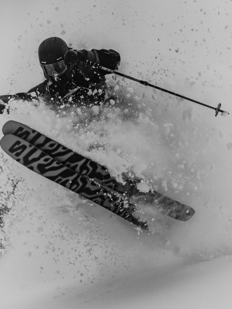 Skieur dans la poudreuse
