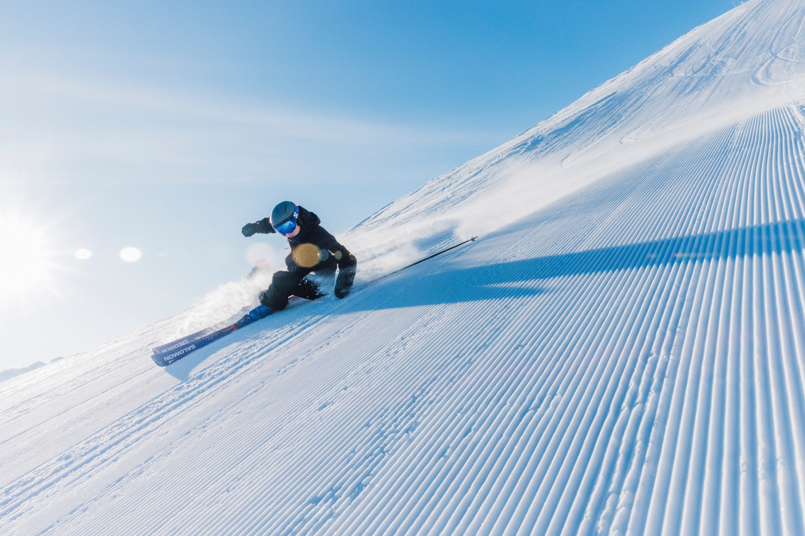 Skieur en virage sur une piste damée